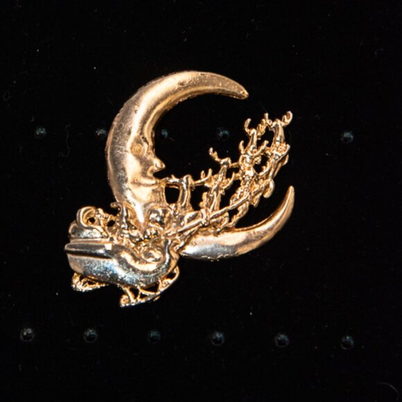 Santas Sleigh flying to the Moon brooch - Picture 1 of 3